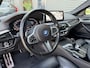 BMW 5-Serie 530e High Executive M Sport Pro Individual kleur Le Mans Blue Head-Up Display Harman-Kardon Stuurwielverwarming Schuif-/Kanteldak 20 Inch Comfortzetels 360 Gr. Camera Vol!