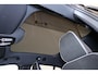 Volvo EC40 Extended Range Plus Black Ed. 82 kWh - Panoramadak - IntelliSafe Assist & Surround - 360º Camera - Verwarmde voorstoelen, stuur & achterbank - Parkeersensoren voor & achter - Elektr. bedienb. bestuurdersstoel met geheugen - Draadloze tel. lader - Warmtepomp - Extra getint glas - 20' LMV