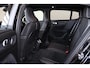 Volvo EC40 Extended Range Plus Black Ed. 82 kWh - Panoramadak - IntelliSafe Assist & Surround - 360º Camera - Verwarmde voorstoelen, stuur & achterbank - Parkeersensoren voor & achter - Elektr. bedienb. bestuurdersstoel met geheugen - Draadloze tel. lader - Warmtepomp - Extra getint glas - 20' LMV