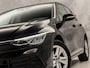 Volkswagen Golf 1.5 TSI Sport (4 CILINDER, APPLE CARPLAY, GROOT NAVI, STUUR/STOELVERWARMING, KEYLESS, GETINT GLAS, SPORTSTOELEN, PARKEERSENSOREN, SFEERVERLICHTING, NIEUWSTAAT)