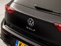 Volkswagen Golf 1.5 TSI Sport (4 CILINDER, APPLE CARPLAY, GROOT NAVI, STUUR/STOELVERWARMING, KEYLESS, GETINT GLAS, SPORTSTOELEN, PARKEERSENSOREN, SFEERVERLICHTING, NIEUWSTAAT)