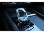 Volvo XC60 T6 AutomaatPlug-in hybrid AWD Plus Black Edition | 22 inch 5-Dubbel Spaaks Glossy Black / Diamond Cut Velgen | Luxe Lederen Bekleding | Extra Getint Glas Achterportieren En Bagageruimte | Grafisch Head-up Display | Elektrisch Glazen Panorama-Dak | Visual Park Assist Met Front "Fisheye" View | Electronic Climate Controle | Verwarmende Voorstoelen + Stuurwiel | Verwarmbare Buitenste Zitplaatsen Tweede Zitrij |