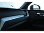 Volvo XC60 T6 AutomaatPlug-in hybrid AWD Plus Black Edition | 22 inch 5-Dubbel Spaaks Glossy Black / Diamond Cut Velgen | Luxe Lederen Bekleding | Extra Getint Glas Achterportieren En Bagageruimte | Grafisch Head-up Display | Elektrisch Glazen Panorama-Dak | Visual Park Assist Met Front "Fisheye" View | Electronic Climate Controle | Verwarmende Voorstoelen + Stuurwiel | Verwarmbare Buitenste Zitplaatsen Tweede Zitrij |