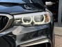 BMW 5-Serie M550i xDrive High Executive HEAD-UP DISPLAY | NIEUWE MOTOR T.W.V €26000 | HARMAN/KARDON | DODEHOEK DETECTIE | CAMERA | LEDER | ELEKT STOELEN | KEYLESS ENTRY/GO | NAVIGATIE | LASER KOPLAMPEN | STUUR/STOEL VERWARMING