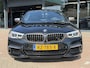BMW 5-Serie M550i xDrive High Executive HEAD-UP DISPLAY | NIEUWE MOTOR T.W.V €26000 | HARMAN/KARDON | DODEHOEK DETECTIE | CAMERA | LEDER | ELEKT STOELEN | KEYLESS ENTRY/GO | NAVIGATIE | LASER KOPLAMPEN | STOEL VERWARMING |