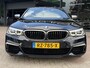 BMW 5-Serie M550i xDrive High Executive HEAD-UP DISPLAY | NIEUWE MOTOR T.W.V €26000 | HARMAN/KARDON | DODEHOEK DETECTIE | CAMERA | LEDER | ELEKT STOELEN | KEYLESS ENTRY/GO | NAVIGATIE | LASER KOPLAMPEN | STUUR/STOEL VERWARMING