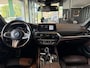 BMW 5-Serie M550i xDrive High Executive HEAD-UP DISPLAY | NIEUWE MOTOR T.W.V €26000 | HARMAN/KARDON | DODEHOEK DETECTIE | CAMERA | LEDER | ELEKT STOELEN | KEYLESS ENTRY/GO | NAVIGATIE | LASER KOPLAMPEN | STUUR/STOEL VERWARMING