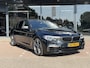 BMW 5-Serie M550i xDrive High Executive HEAD-UP DISPLAY | NIEUWE MOTOR T.W.V €26000 | HARMAN/KARDON | DODEHOEK DETECTIE | CAMERA | LEDER | ELEKT STOELEN | KEYLESS ENTRY/GO | NAVIGATIE | LASER KOPLAMPEN | STUUR/STOEL VERWARMING