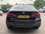 BMW 5-Serie M550i xDrive High Executive HEAD-UP DISPLAY | NIEUWE MOTOR T.W.V €26000 | HARMAN/KARDON | DODEHOEK DETECTIE | CAMERA | LEDER | ELEKT STOELEN | KEYLESS ENTRY/GO | NAVIGATIE | LASER KOPLAMPEN | STUUR/STOEL VERWARMING