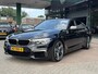 BMW 5-Serie M550i xDrive High Executive HEAD-UP DISPLAY | NIEUWE MOTOR T.W.V €26000 | HARMAN/KARDON | DODEHOEK DETECTIE | CAMERA | LEDER | ELEKT STOELEN | KEYLESS ENTRY/GO | NAVIGATIE | LASER KOPLAMPEN | STUUR/STOEL VERWARMING