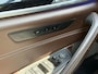 BMW 5-Serie M550i xDrive High Executive HEAD-UP DISPLAY | NIEUWE MOTOR T.W.V €26000 | HARMAN/KARDON | DODEHOEK DETECTIE | CAMERA | LEDER | ELEKT STOELEN | KEYLESS ENTRY/GO | NAVIGATIE | LASER KOPLAMPEN | STUUR/STOEL VERWARMING