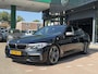 BMW 5-Serie M550i xDrive High Executive HEAD-UP DISPLAY | NIEUWE MOTOR T.W.V €26000 | HARMAN/KARDON | DODEHOEK DETECTIE | CAMERA | LEDER | ELEKT STOELEN | KEYLESS ENTRY/GO | NAVIGATIE | LASER KOPLAMPEN | STOEL VERWARMING |