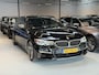 BMW 5-Serie M550i xDrive High Executive HEAD-UP DISPLAY | NIEUWE MOTOR T.W.V €26000 | HARMAN/KARDON | DODEHOEK DETECTIE | CAMERA | LEDER | ELEKT STOELEN | KEYLESS ENTRY/GO | NAVIGATIE | LASER KOPLAMPEN | STUUR/STOEL VERWARMING