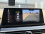 BMW 5-Serie M550i xDrive High Executive HEAD-UP DISPLAY | NIEUWE MOTOR T.W.V €26000 | HARMAN/KARDON | DODEHOEK DETECTIE | CAMERA | LEDER | ELEKT STOELEN | KEYLESS ENTRY/GO | NAVIGATIE | LASER KOPLAMPEN | STUUR/STOEL VERWARMING