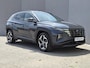 Hyundai Tucson 1.6 T-GDI PHEV Comfort 4WD / Dealer onderhouden / Fabrieksgarantie tot 05-2027 / All season banden / Stuur- & Stoelverwarming / Trekgewicht 1350 kg / Elektrische achterklep / Achteruitrijcamera / Apple Carplay Android Auto /