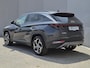 Hyundai Tucson 1.6 T-GDI PHEV Comfort 4WD / Dealer onderhouden / Fabrieksgarantie tot 05-2027 / All season banden / Stuur- & Stoelverwarming / Trekgewicht 1350 kg / Elektrische achterklep / Achteruitrijcamera / Apple Carplay Android Auto /