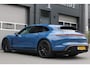 Porsche Taycan Sport Turismo GTS 93 kWh - Rode stiksel / gordels - Lederen Dashbord - Sport Chrono - Passenger display - Carbon stuur inleg - Luxe zelf dimmend glazen dak - Alcantara hemel - 21 inch - VOLLE UITVOERING - Bose - Adaptieve cruise - extra getint glas - Dealer onderhouden