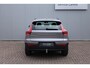 Volvo XC40 B4 Automaat Plus Dark | Premium audio by Harman en Kardon| Semi Electrische trekhaak|19 Inch Lichtmetalen velgen| Adaptieve Cruise Control| Blind Spot| Electrisch bedienbare voorstoelen| Electrisch bedienbare achterklep.