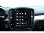 Volvo XC40 B4 Automaat Plus Dark | Premium audio by Harman en Kardon| Semi Electrische trekhaak|19 Inch Lichtmetalen velgen| Adaptieve Cruise Control| Blind Spot| Electrisch bedienbare voorstoelen| Electrisch bedienbare achterklep.