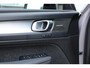 Volvo XC40 B4 Automaat Plus Dark | Premium audio by Harman en Kardon| Semi Electrische trekhaak|19 Inch Lichtmetalen velgen| Adaptieve Cruise Control| Blind Spot| Electrisch bedienbare voorstoelen| Electrisch bedienbare achterklep.