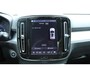 Volvo XC40 B4 Automaat Plus Dark | Premium audio by Harman en Kardon| Semi Electrische trekhaak|19 Inch Lichtmetalen velgen| Adaptieve Cruise Control| Blind Spot| Electrisch bedienbare voorstoelen| Electrisch bedienbare achterklep.
