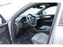 Volvo XC40 B4 Automaat Plus Dark | Premium audio by Harman en Kardon| Semi Electrische trekhaak|19 Inch Lichtmetalen velgen| Adaptieve Cruise Control| Blind Spot| Electrisch bedienbare voorstoelen| Electrisch bedienbare achterklep.