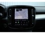Volvo XC40 B4 Automaat Plus Dark | Premium audio by Harman en Kardon| Semi Electrische trekhaak|19 Inch Lichtmetalen velgen| Adaptieve Cruise Control| Blind Spot| Electrisch bedienbare voorstoelen| Electrisch bedienbare achterklep.
