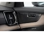 Volvo XC90 T8 455PK Automaat Plug-in hybrid AWD Ultra Bright Luchtvering / Trekhaak / Panoramadak / Google services / Elektrisch bedienbare voorstoelen met geheugen / Stoelverwarming voor en achter