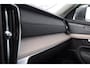 Volvo XC90 T8 455PK Automaat Plug-in hybrid AWD Ultra Bright Luchtvering / Trekhaak / Panoramadak / Google services / Elektrisch bedienbare voorstoelen met geheugen / Stoelverwarming voor en achter