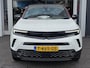 Opel Mokka-e Electric Level 4 50 kWh GS line 3 Fase | SOH 95,2% | 11kW bl | NL auto | Trekhaak | Camera | Apple Carplay & Android Auto | Cruise control | All season banden