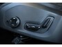 Volvo XC60 T6 Plug-in hybrid AWD Plus Dark | Elektrisch glazen panorama-dak | Rondomzicht camera | Trekhaak elektrisch uitklapbaar | Elektrisch verstelbare voorstoelen met geheugen | Adaptieve cruise control | Google services | Apple Carplay & Android Auto | Dodehoek detectie | Lederen bekleding | Keyless Entry | Stoel- en stuurverwarming |