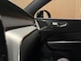 Volvo XC60 T6 AWD Recharge Plus Dark Long Range | Trekhaak | Harman Kardon | Adaptieve Cruise Control | Stoelverwarming voor+achter | Stuurwielverwarming | Parkeercamera | Full LED Meesturende koplampen | Pilot Assist | Elektrische voorstoelen geheugen | R-Design Contour stoelen met wit stiksel en bies | Zitting verlenging voorstoelen | Schuifdak | Google Infotainment | 19 Inch | Keyless Drive | Parkeersensoren voor+achter | Privacy Glass | DAB Radio | Apple Carplay/Android Auto | Draadloos telefoon opladen | Volvo On Call met mobiele App functie | Onyx Black Metallic |