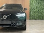 Volvo XC60 T6 AWD Recharge Plus Dark Long Range | Trekhaak | Harman Kardon | Adaptieve Cruise Control | Stoelverwarming voor+achter | Stuurwielverwarming | Parkeercamera | Full LED Meesturende koplampen | Pilot Assist | Elektrische voorstoelen geheugen | R-Design Contour stoelen met wit stiksel en bies | Zitting verlenging voorstoelen | Schuifdak | Google Infotainment | 19 Inch | Keyless Drive | Parkeersensoren voor+achter | Privacy Glass | DAB Radio | Apple Carplay/Android Auto | Draadloos telefoon opladen | Volvo On Call met mobiele App functie | Onyx Black Metallic |
