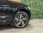 Volvo XC60 T6 AWD Recharge Plus Dark Long Range | Trekhaak | Harman Kardon | Adaptieve Cruise Control | Stoelverwarming voor+achter | Stuurwielverwarming | Parkeercamera | Full LED Meesturende koplampen | Pilot Assist | Elektrische voorstoelen geheugen | R-Design Contour stoelen met wit stiksel en bies | Zitting verlenging voorstoelen | Schuifdak | Google Infotainment | 19 Inch | Keyless Drive | Parkeersensoren voor+achter | Privacy Glass | DAB Radio | Apple Carplay/Android Auto | Draadloos telefoon opladen | Volvo On Call met mobiele App functie | Onyx Black Metallic |