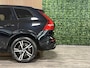 Volvo XC60 T6 AWD Recharge Plus Dark Long Range | Trekhaak | Harman Kardon | Adaptieve Cruise Control | Stoelverwarming voor+achter | Stuurwielverwarming | Parkeercamera | Full LED Meesturende koplampen | Pilot Assist | Elektrische voorstoelen geheugen | R-Design Contour stoelen met wit stiksel en bies | Zitting verlenging voorstoelen | Schuifdak | Google Infotainment | 19 Inch | Keyless Drive | Parkeersensoren voor+achter | Privacy Glass | DAB Radio | Apple Carplay/Android Auto | Draadloos telefoon opladen | Volvo On Call met mobiele App functie | Onyx Black Metallic |