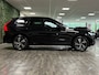 Volvo XC60 T6 AWD Recharge Plus Dark Long Range | Trekhaak | Harman Kardon | Adaptieve Cruise Control | Stoelverwarming voor+achter | Stuurwielverwarming | Parkeercamera | Full LED Meesturende koplampen | Pilot Assist | Elektrische voorstoelen geheugen | R-Design Contour stoelen met wit stiksel en bies | Zitting verlenging voorstoelen | Schuifdak | Google Infotainment | 19 Inch | Keyless Drive | Parkeersensoren voor+achter | Privacy Glass | DAB Radio | Apple Carplay/Android Auto | Draadloos telefoon opladen | Volvo On Call met mobiele App functie | Onyx Black Metallic |