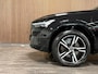 Volvo XC60 T6 AWD Recharge Plus Dark Long Range | Trekhaak | Harman Kardon | Adaptieve Cruise Control | Stoelverwarming voor+achter | Stuurwielverwarming | Parkeercamera | Full LED Meesturende koplampen | Pilot Assist | Elektrische voorstoelen geheugen | R-Design Contour stoelen met wit stiksel en bies | Zitting verlenging voorstoelen | Schuifdak | Google Infotainment | 19 Inch | Keyless Drive | Parkeersensoren voor+achter | Privacy Glass | DAB Radio | Apple Carplay/Android Auto | Draadloos telefoon opladen | Volvo On Call met mobiele App functie | Onyx Black Metallic |