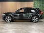 Volvo XC60 T6 AWD Recharge Plus Dark Long Range | Trekhaak | Harman Kardon | Adaptieve Cruise Control | Stoelverwarming voor+achter | Stuurwielverwarming | Parkeercamera | Full LED Meesturende koplampen | Pilot Assist | Elektrische voorstoelen geheugen | R-Design Contour stoelen met wit stiksel en bies | Zitting verlenging voorstoelen | Schuifdak | Google Infotainment | 19 Inch | Keyless Drive | Parkeersensoren voor+achter | Privacy Glass | DAB Radio | Apple Carplay/Android Auto | Draadloos telefoon opladen | Volvo On Call met mobiele App functie | Onyx Black Metallic |