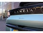 Lancia Ypsilon 1.2 Hybrid 110PK AUTOMAAT LX | CAMERA VOOR + ACHTER | PARKEERSENSOREN VOOR + ACHTER | DRIVE PACK: ADAPTIVE CRUISE CONTROL/DODEHOEK DETECTIE/ELEKTRISCH INKLAPBARE BUITENSPIEGELS/SPROTIEF STUURWIEL | SFEER VERLICHTING | CLIMATE CONTROL | DRAADLOZE APPLE CARPLAY/ANDROID AUTO | DRAADLOZE TELEFOONLADER | 17" LICHTMETALEN VELGEN "DIAMOND CUT" | WIELKASTEN "GLOSSY BLACK" | PRIVACY GLAS ACHTER | PREMIUM STOELBEKLEDING "GRIGIO ANTRACITE" | KLEUR: "VERDER GIADA" |