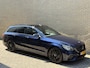 Mercedes-Benz C-klasse Estate 180 Business Solution AMG | Panoramadak | Trekhaak elektrisch wegklapbaar | Distronic | Camera | Sportstoelen | Lederen bekleding | Stoelverwarming | Navigatie | Apple CarPlay | 19 inch velgen | Sfeerverlichting | Elektrische achterklep | LED | Volledig dealeronderhouden