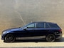 Mercedes-Benz C-klasse Estate 180 Business Solution AMG | Panoramadak | Trekhaak elektrisch wegklapbaar | Distronic | Camera | Sportstoelen | Lederen bekleding | Stoelverwarming | Navigatie | Apple CarPlay | 19 inch velgen | Sfeerverlichting | Elektrische achterklep | LED | Volledig dealeronderhouden