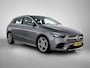 Mercedes-Benz B-klasse 180 Business Line | Trekhaak | AMG Line | Led lights | Parkeerpakket met achteruitrijcamera | Keyless-Go. Inclusief 24 maanden Mercedes-Benz Certified garantie voor Europa.
