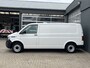 Volkswagen Transporter 2.0 TDI L2H1 Sortimo Kastinrichting Trekhaak 2200kg trekgewicht Airco Cruise controle Telefoonverbinding Apple carplay Euro 6