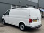 Volkswagen Transporter 2.0 TDI L2H1 Sortimo Kastinrichting Trekhaak 2200kg trekgewicht Airco Cruise controle Telefoonverbinding Apple carplay Euro 6