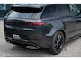 Land Rover Range Rover Sport P460e AWD Dynamic SE | Black Exterior Pack | Glazen panoramadak | Stoel ventilatie | Adaptieve cruisecontrol | 5 jaar garantie of 150.000 km | Apple CarPlay | Meridian™ Sound System | Roodgelakte remklauwen |