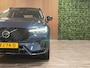 Volvo XC60 T6 AWD Recharge Plus Dark | MY26 Facelift | Schuifdak | Trekhaak | 360° Camera | | Head-Up Display | Harman Kardon | All Season banden | Adaptieve Cruise Control | Stoelverwarming voor+achter | Stuurwielverwarming | Pilot Assist | BLIS Dode Hoek Detectie | 19 Inch | Elektrische voorstoelen geheugen | Quilted Nordico bekleding | Zitting verlenging voorstoelen | Google Infotainment | Keyless Drive | Parkeersensoren voor+achter | Elektrisch bedienbare achterklep | DAB Radio | Apple Carplay/Android Auto | Draadloos telefoon opladen | Volvo On Call met mobiele App functie | Denim Blue Metallic |