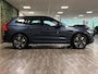 Volvo XC60 T6 AWD Recharge Plus Dark | MY26 Facelift | Schuifdak | Trekhaak | 360° Camera | | Head-Up Display | Harman Kardon | All Season banden | Adaptieve Cruise Control | Stoelverwarming voor+achter | Stuurwielverwarming | Pilot Assist | BLIS Dode Hoek Detectie | 19 Inch | Elektrische voorstoelen geheugen | Quilted Nordico bekleding | Zitting verlenging voorstoelen | Google Infotainment | Keyless Drive | Parkeersensoren voor+achter | Elektrisch bedienbare achterklep | DAB Radio | Apple Carplay/Android Auto | Draadloos telefoon opladen | Volvo On Call met mobiele App functie | Denim Blue Metallic |