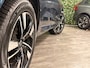 Volvo XC60 T6 AWD Recharge Plus Dark | MY26 Facelift | Schuifdak | Trekhaak | 360° Camera | | Head-Up Display | Harman Kardon | All Season banden | Adaptieve Cruise Control | Stoelverwarming voor+achter | Stuurwielverwarming | Pilot Assist | BLIS Dode Hoek Detectie | 19 Inch | Elektrische voorstoelen geheugen | Quilted Nordico bekleding | Zitting verlenging voorstoelen | Google Infotainment | Keyless Drive | Parkeersensoren voor+achter | Elektrisch bedienbare achterklep | DAB Radio | Apple Carplay/Android Auto | Draadloos telefoon opladen | Volvo On Call met mobiele App functie | Denim Blue Metallic |