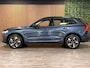 Volvo XC60 T6 AWD Recharge Plus Dark | MY26 Facelift | Schuifdak | Trekhaak | 360° Camera | | Head-Up Display | Harman Kardon | All Season banden | Adaptieve Cruise Control | Stoelverwarming voor+achter | Stuurwielverwarming | Pilot Assist | BLIS Dode Hoek Detectie | 19 Inch | Elektrische voorstoelen geheugen | Quilted Nordico bekleding | Zitting verlenging voorstoelen | Google Infotainment | Keyless Drive | Parkeersensoren voor+achter | Elektrisch bedienbare achterklep | DAB Radio | Apple Carplay/Android Auto | Draadloos telefoon opladen | Volvo On Call met mobiele App functie | Denim Blue Metallic |
