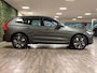 Volvo XC60 T6 AWD Recharge Plus Dark | MY26 Facelift | Schuifdak | Trekhaak | 360° Camera | | Head-Up Display | Harman Kardon | All Season banden | Adaptieve Cruise Control | Stoelverwarming voor+achter | Stuurwielverwarming | Pilot Assist | BLIS Dode Hoek Detectie | 19 Inch | Elektrische voorstoelen geheugen | Quilted Nordico bekleding | Zitting verlenging voorstoelen | Google Infotainment | Keyless Drive | Parkeersensoren voor+achter | Elektrisch bedienbare achterklep | DAB Radio | Apple Carplay/Android Auto | Draadloos telefoon opladen | Volvo On Call met mobiele App functie | Forest Lake Metallic |